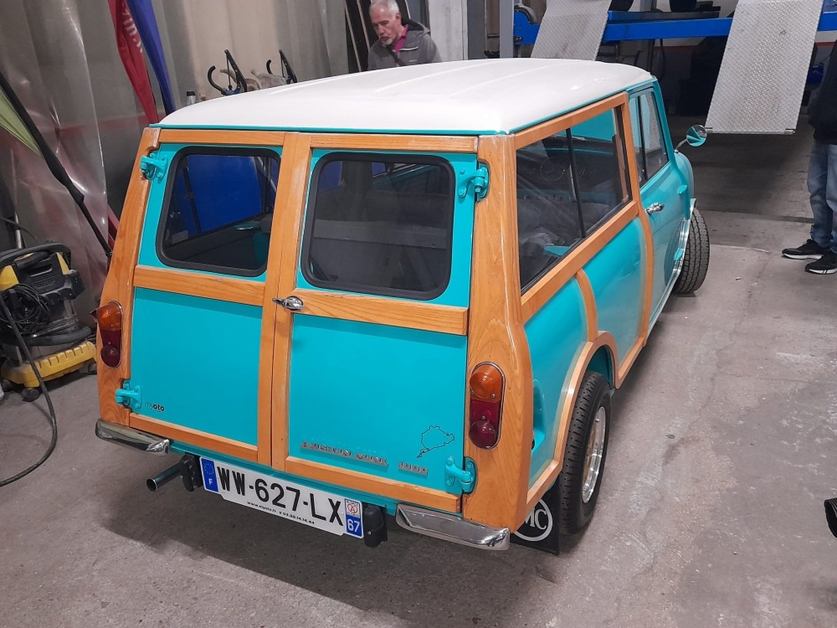Mini break turquoise avec encadrements bois