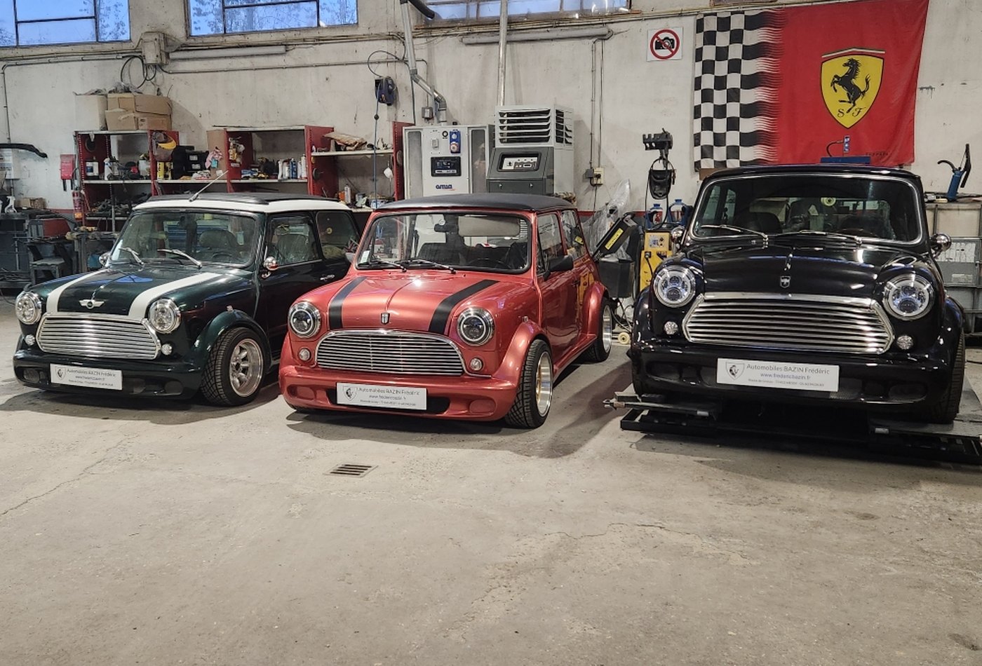 Trois Mini classiques alignées dans un atelier