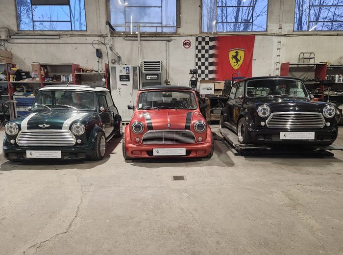 Trois Mini alignées de face
