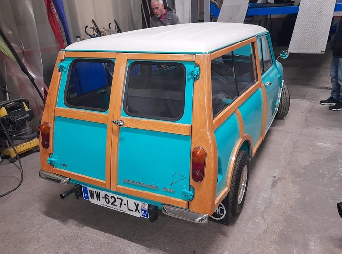 Mini break turquoise à encadrements bois